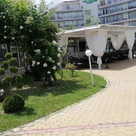 Апартаменты Debbies 2 Bed With Pool And Garden Views Солнечный берег