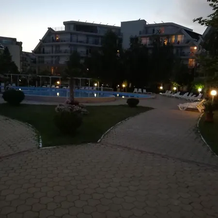 Апартаменты Debbies 2 Bed With Pool And Garden Views Солнечный берег