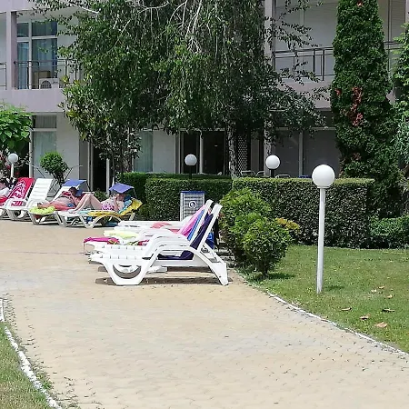 Debbies 2 Bed With Pool And Garden Views Солнечный берег
