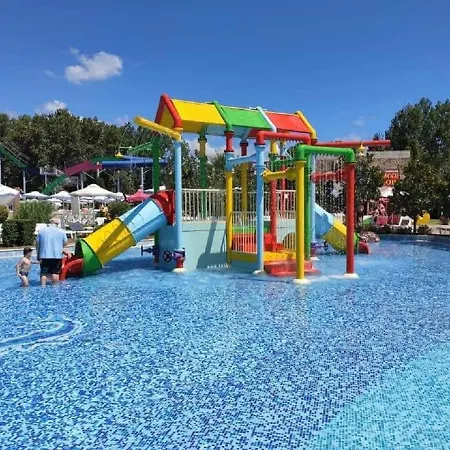 Debbies 2 Bed With Pool And Garden Views Апартаменты