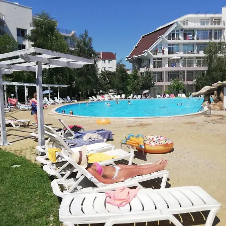 Debbies 2 Bed With Pool And Garden Views * Солнечный берег