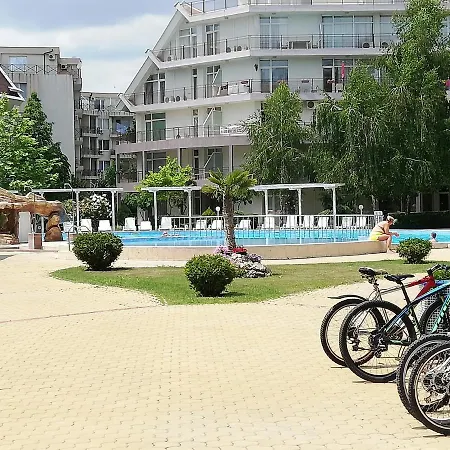 Апартаменты Debbies 2 Bed With Pool And Garden Views