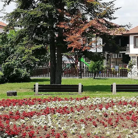 Debbies 2 Bed With Pool And Garden Views Апартаменты