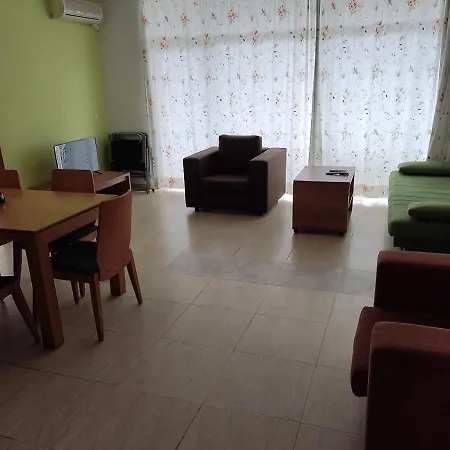Апартаменты Debbies 2 Bed With Pool And Garden Views