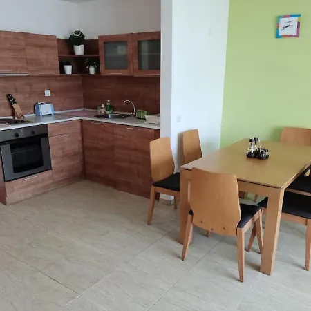 Апартаменты Debbies 2 Bed With Pool And Garden Views Солнечный берег