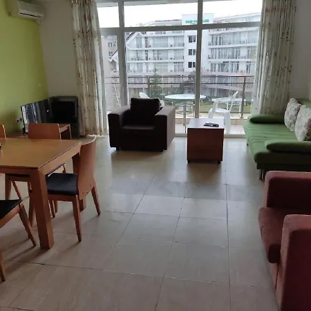 Debbies 2 Bed With Pool And Garden Views Апартаменты
