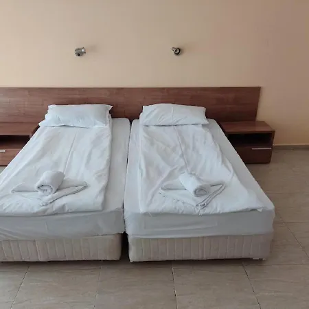 Debbies 2 Bed With Pool And Garden Views Апартаменты