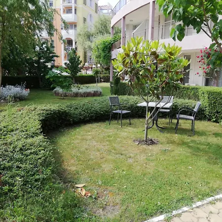 Апартаменты Debbies 2 Bed With Pool And Garden Views Солнечный берег