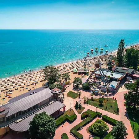 Апартаменты Debbies 2 Bed With Pool And Garden Views *