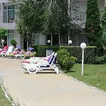 Debbies 2 Bed With Pool And Garden Views Слънчев бряг