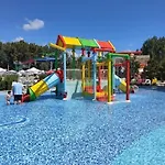 Debbies 2 Bed With Pool And Garden Views Апартамент