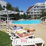 Debbies 2 Bed With Pool And Garden Views * Слънчев бряг