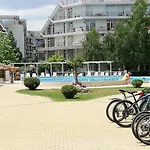 Апартамент Debbies 2 Bed With Pool And Garden Views