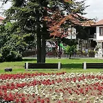 Debbies 2 Bed With Pool And Garden Views Апартамент