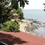 Апартамент Debbies 2 Bed With Pool And Garden Views *