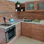 Апартамент Debbies 2 Bed With Pool And Garden Views Слънчев бряг