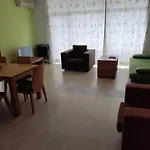 Апартамент Debbies 2 Bed With Pool And Garden Views