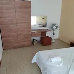 Апартамент Debbies 2 Bed With Pool And Garden Views *