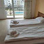 Апартамент Debbies 2 Bed With Pool And Garden Views