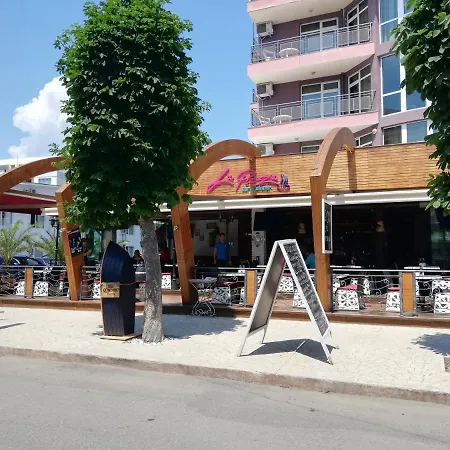 Debbies 2 Bed With Pool And Garden Views Apartamento *