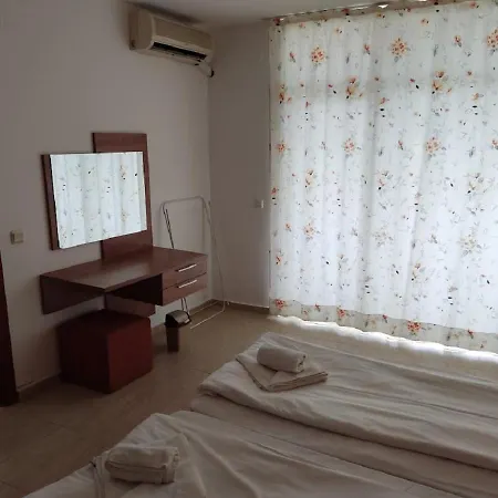 Debbies 2 Bed With Pool And Garden Views *