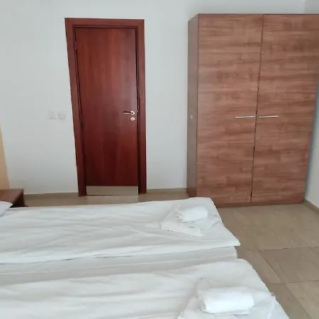 Debbies 2 Bed With Pool And Garden Views Slantchev Briag