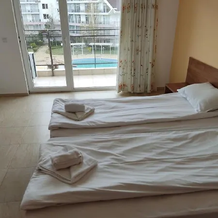 Appartement Debbies 2 Bed With Pool And Garden Views