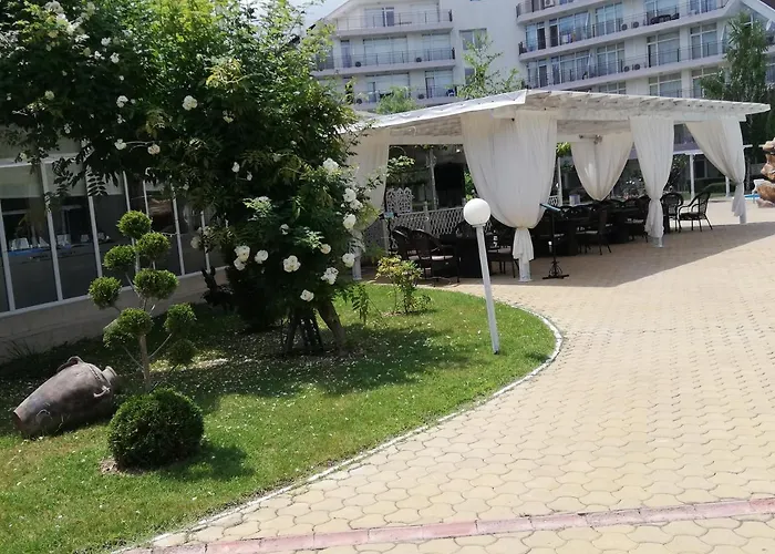 Apartment Debbies 2 Bed With Pool And Garden Views Slantschew brjag