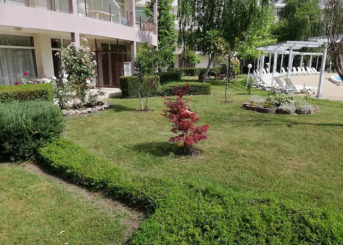 Debbies 2 Bed With Pool And Garden Views *