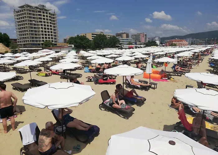 Apartment Debbies 2 Bed With Pool And Garden Views *