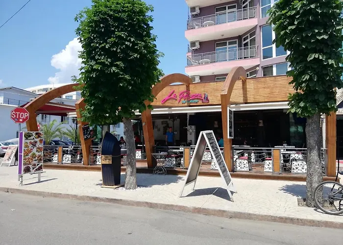 Debbies 2 Bed With Pool And Garden Views Apartment *