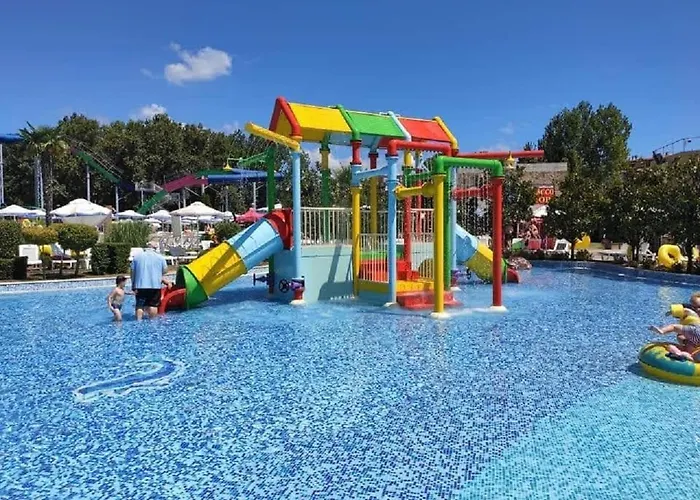 Debbies 2 Bed With Pool And Garden Views Apartment