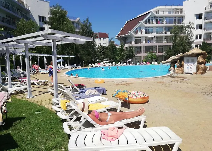 Debbies 2 Bed With Pool And Garden Views * Slantschew brjag