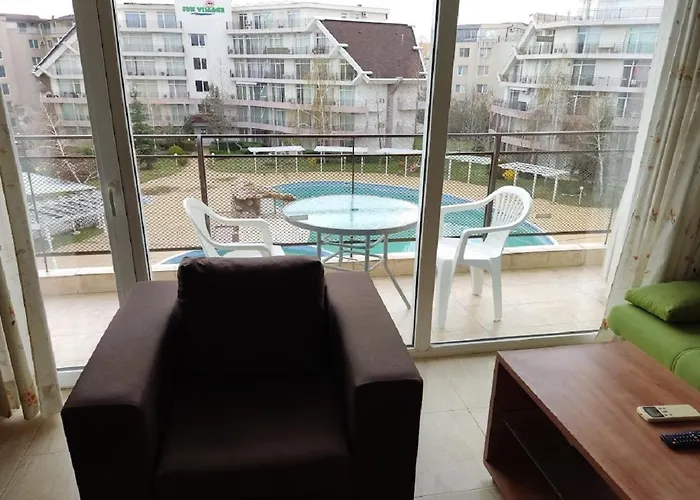 Debbies 2 Bed With Pool And Garden Views Apartment Slantschew brjag