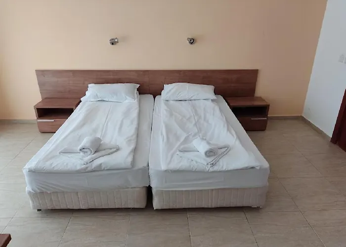 Debbies 2 Bed With Pool And Garden Views Apartment