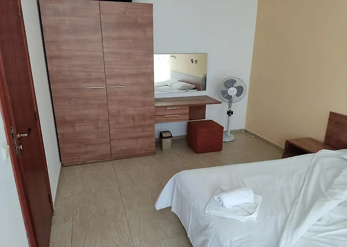 Apartment Debbies 2 Bed With Pool And Garden Views *