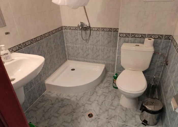 Debbies 2 Bed With Pool And Garden Views * Slantschew brjag