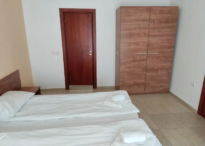 Debbies 2 Bed With Pool And Garden Views Slantschew brjag