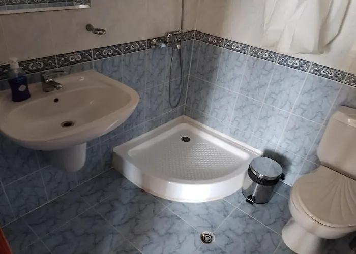 Debbies 2 Bed With Pool And Garden Views * Slantschew brjag