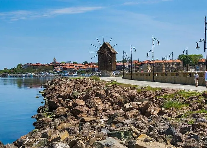 Debbies 2 Bed With Pool And Garden Views Slantschew brjag